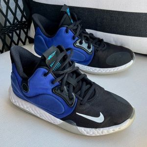 Nike Shoes YOUTH size 4.5 (Big Boys)